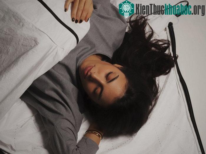 Áo khoác trải rộng làm túi ngủ tiện lợi – Joshua Tam.