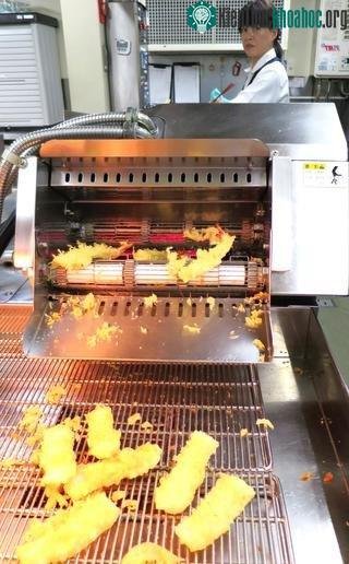Máy chiên tự động của Tenya rán tempura chỉ trong hơn 100 giây.