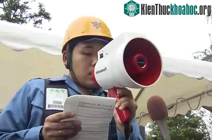 Nhân viên cứu hộ sử dụng loa phiên dịch trong buổi diễn tập ứng phó thảm họa. (Ảnh: ANN News).