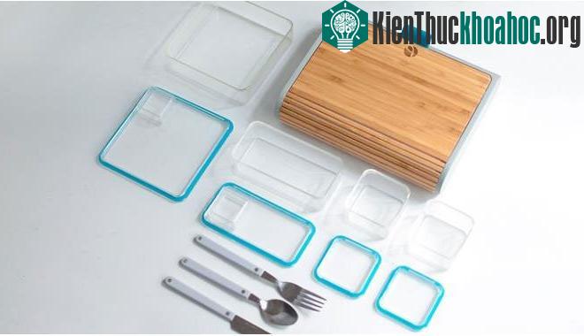 Bộ sản phẩm này còn bao gồm dao, dĩa và thìa có thể dính với nhau bằng từ tính.
