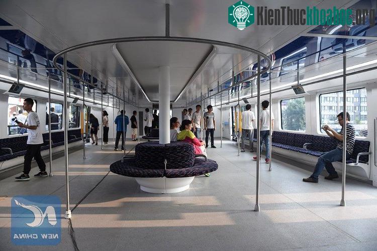 Bên trong xe buýt vừa chạy thử nghiệm. (Ảnh: Xinhua).