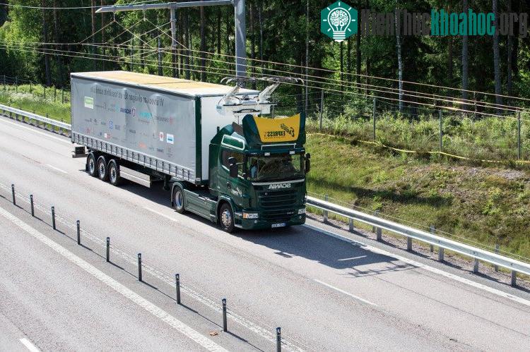 Tuyến đường trên nằm ở phía Bắc thủ đô Stockholm, Thụy Điển và là một con đường có nhiều phương tiện qua lại.