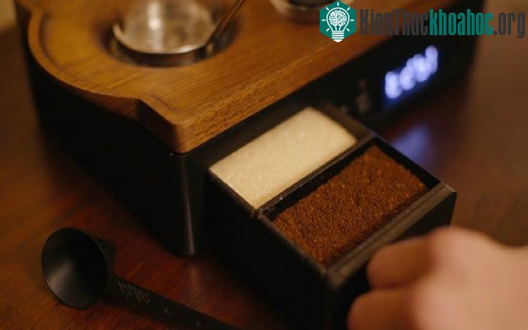 Máy còn bao gồm một chiếc hộp để đựng các loại nguyên liệu pha chế.