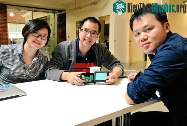 Annthony Chow (giữa), CEO và đồng sáng lập công ty Igloohome.