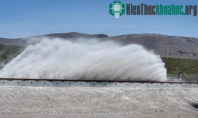 Thử nghiệm diễn ra hôm qua ở Nevada t2aBộ khung trượt chuyển động nhờ lực nam châm phát ra từ các lõi ứng điện xếp thành hàng ở đầu đường chạy.ập trung vào một phần trong thiết kế đầy thách thức, v...