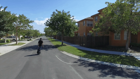 Ba lô Movpak được gắn thêm một bàn trượt skateboard ở dưới đáy.