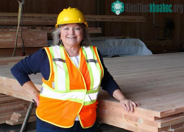 Valerie Johnson, chủ sở hữu công ty D.R. Johnson Wood Innovations.