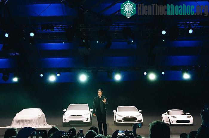 CEO Tesla, ông Elon Musk phát biểu tại lễ giới thiệu Model 3.
