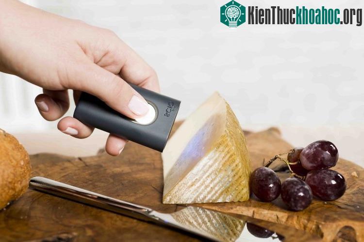 Nếu băn khoăn về thời hạn của miếng pho mát, máy quét sẽ giúp bạn kiểm chứng thời gian sử dụng của miếng pho mát.