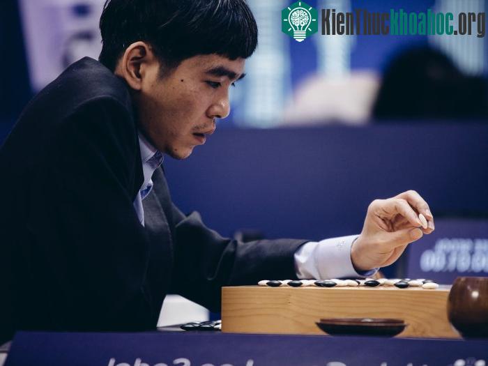 Ván đấu thứ Tư khởi đầu rất giống với ván thứ Hai, khi Lee Sedol cố gắng để đền bù những sai lầm trong quá khứ.
