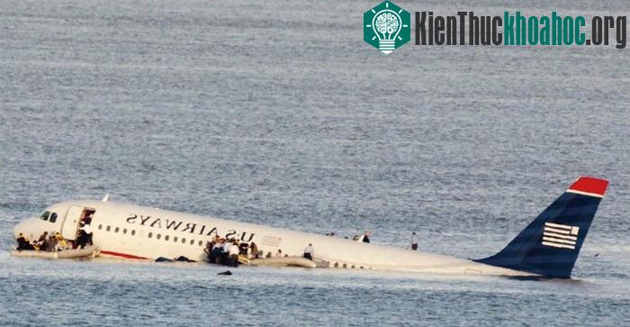 Khi mất cả 2 động cơ, cơ trưởng Sullenberger vẫn có thể cứu mạng toàn bộ hành khách mà không cần tới cabin tách rời.