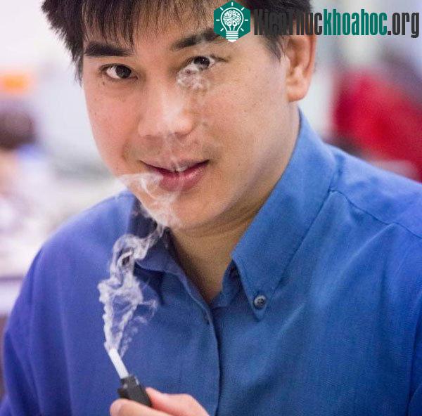 Giáo sư Leslie Yeo, RMIT, chạy thử máy xông Respite, vốn được nâng cấp bởi chính nghiên cứu này.