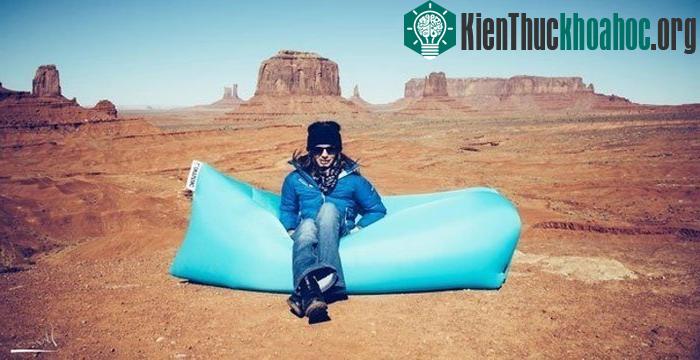 Tích hợp chức năng của ghế sofa và giường nằm trong một sản phẩm chỉ nặng chưa đầy 1kg.