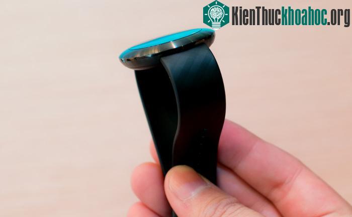 Phần viền này cũng được thiết kế hơi vát chéo xuống một chút để nhìn đỡ cứng và khô, tạo một vẻ mềm mại cho đồng hồ.