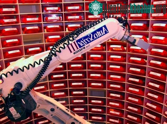 Cánh tay robot đảm nhiệm việc phân phối thuốc trong quân đội Mỹ.