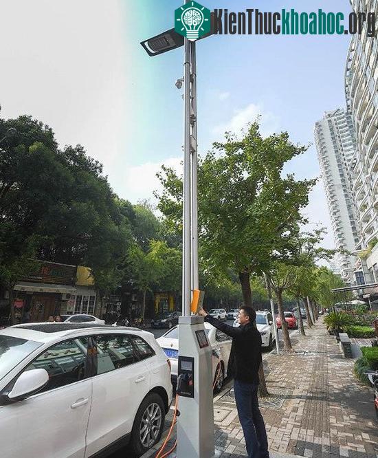 Trung Quốc lắp đèn đường phát sóng wifi, sạc điện