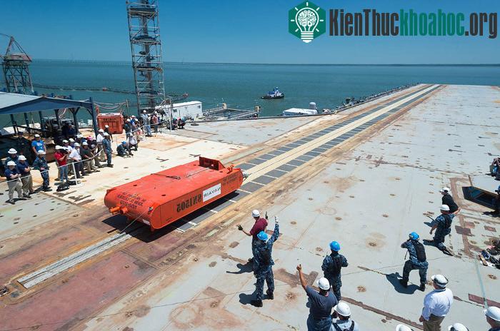 Một thành phần không thể thiếu trên boong tàu sân bay chính là hệ thống phóng máy bay (catapult).