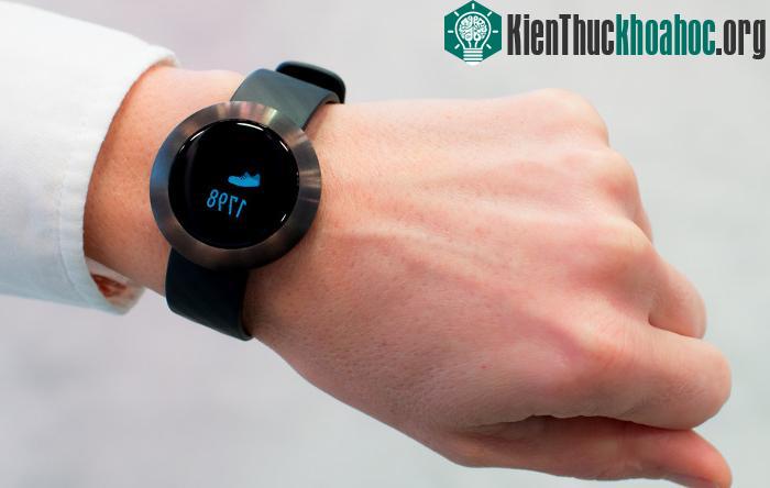 Tấm nền được Huawei sử dụng là PMOLED.