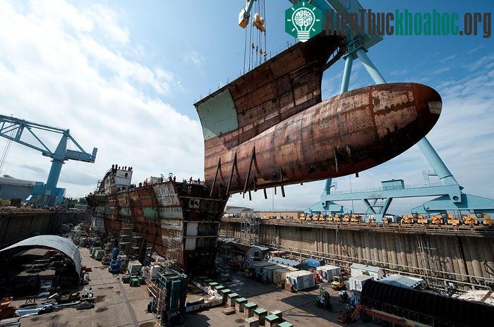 Còn đây là phần dưới mũi tàu của USS Gerald R. Ford, nó có trọng lượng khoảng 680 tấn.