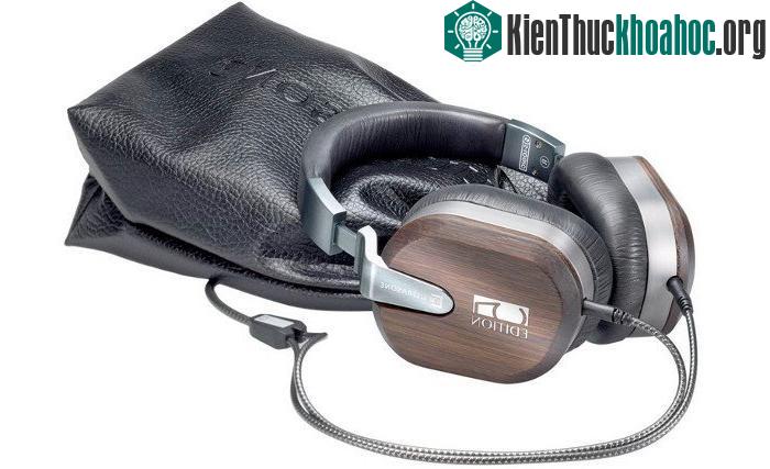 Chỉ có 555 chiếc được bán ra trên toàn thế giới, máy được sản xuất bởi hãng tai nghe danh tiếng Ultrasone.