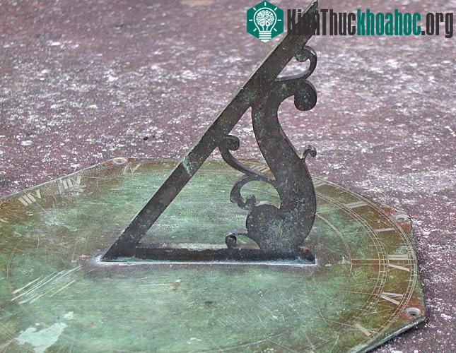 Gnomom – thành phần quan trọng nhất của đồng hồ Mặt trời.