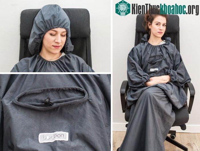 Dự án còn giới thiệu thêm một chiếc mền ngủ và nón ngủ có thể gấp lại một cách gọn gàng.