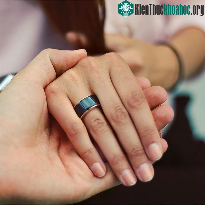 Khi nhớ người yêu, người dùng chỉ cần chạm vào chiếc nhẫn, khi đó cảm biến sẽ đo nhịp tim của người đang đeo.