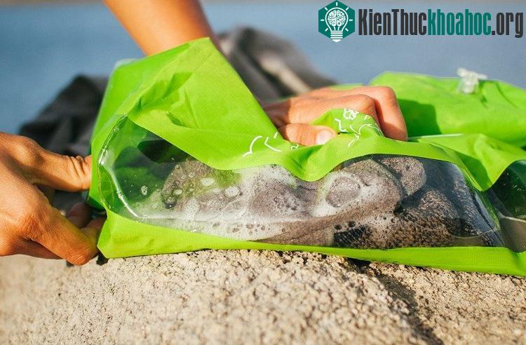 Trong túi chứa những hạt đóng vai trò như bàn giặt linh hoạt. (Ảnh: Amazon).