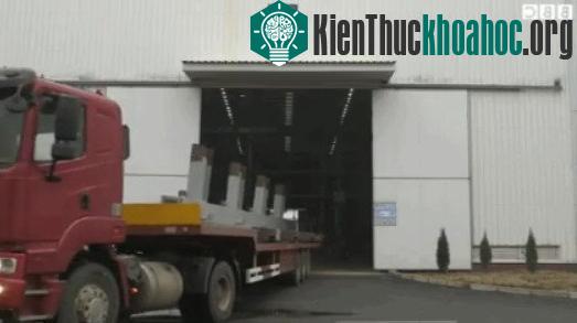 Những mô-đun này được xe tải chở đến điểm xây tòa nhà.