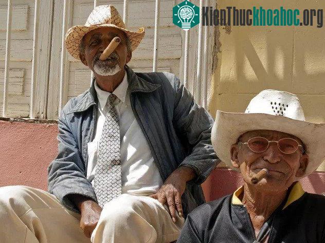 Cuba nổi tiếng với những điếu xì gà, kéo theo đó là nguy cơ ung thư phổi của người dân.