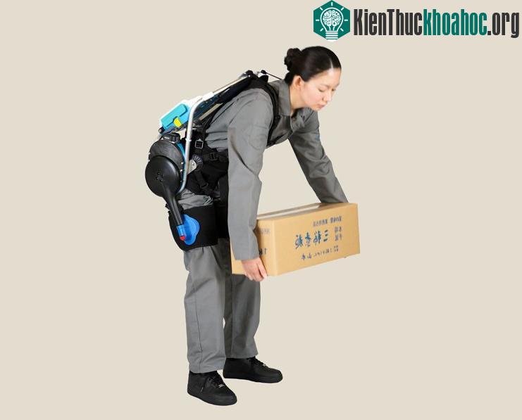 Người dùng vận chuyển đồ dễ dàng, nhanh chóng hơn với bộ khung xương robot.