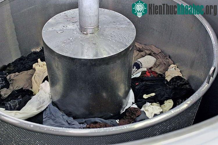 Quần áo được bỏ vào một cái máy để thực hiện quy trình chưng cất và bốc hơi.