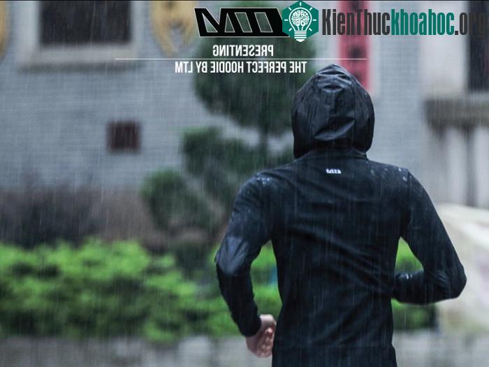 Áo có thể thay thế áo mưa mà vẫn rất thời trang.