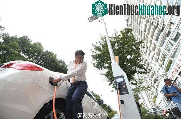 Trung Quốc lắp đèn đường phát sóng wifi, sạc điện