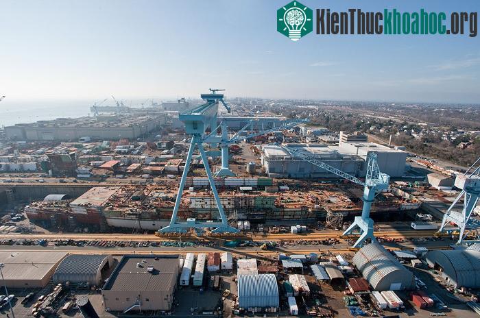 Bức ảnh chụp từ trên cao cho thấy toàn cảnh con tàu USS Gerald R. Ford trong quá trình hoàn thiện.
