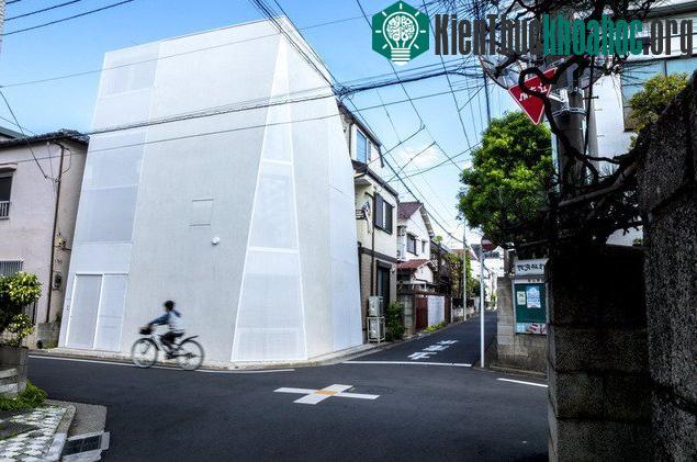 Với bức tường nghiêng được sơn trắng hoàn toàn, cửa sổ phủ kín, người ngoài khó có thể đoán được sự sắp xếp không gian nội thất cũng như tính tiện nghi của ngôi nhà này. Dù nằm ở vị trí ngã tư đườn...