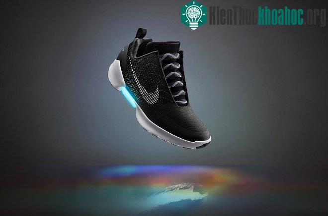 Giày có chức năng điều chỉnh kích cỡ tự động.