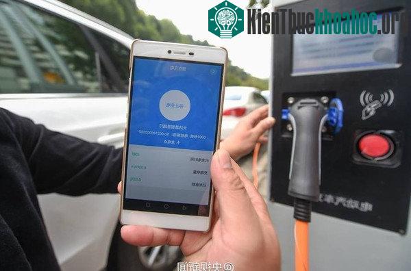 Trung Quốc lắp đèn đường phát sóng wifi, sạc điện