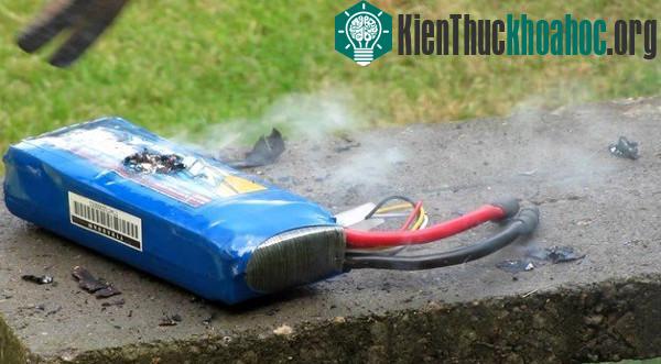 Tại sao hàng không Mỹ cấm mang theo pin dự phòng trong hành lý ký gửi?
