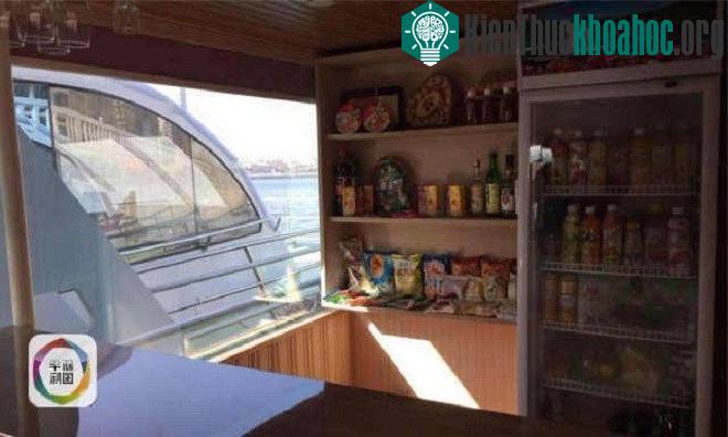 Cabin trên thuyền rộng rãi sạch sẽ với 6 bộ ghế da hình chữ U và bàn hình vuông nằm hai bên.