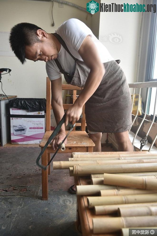 Abu đang cưa tre.