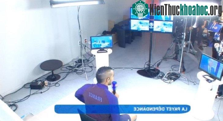 "Khó khăn lớn nhất là không được để cảnh quay trì trệ một giây nào, để có được một đoạn hội thoại trôi chảy một cách hoàn hảo giữa hai người. Để làm được điều đó, chúng tôi đã phải thử nghiệm ...
