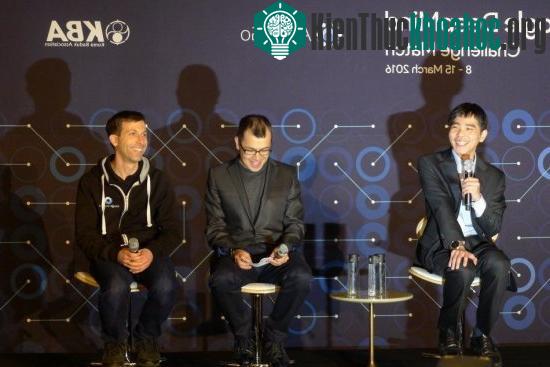 Khoảnh khắc AlphaGo đầu hàng, tiếng reo hò vang lên từ phòng bình luận tiếng Hàn Quốc và đám đông phóng viên.