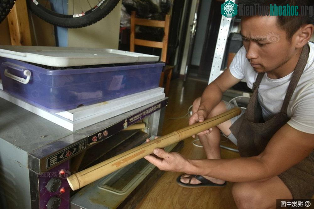 Sau khi cắt tre, Abu xử lý chống vỡ, ẩm mốc và mối mọt cho tre.