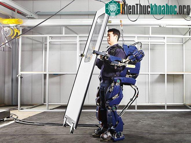 Quần áo thực hiện các kỹ năng không tưởng: Hyundai từng phát triển một bộ giáp giúp mang vác vật nặng cho người dùng. Trong tương lai, nó còn có thể giúp người dùng đi bộ hoặc chạy nhanh hơn, thậm ...