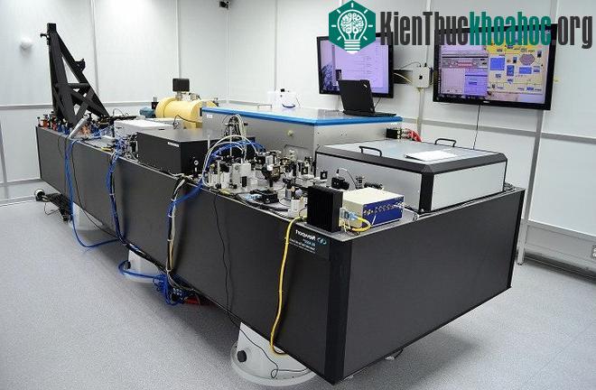 Hệ thống tiền ổn định chùm laser PSL.