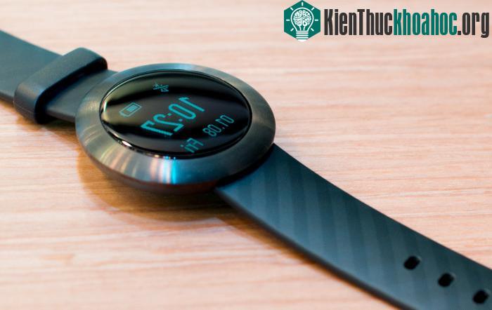 Màn hình của Band Z1 là màn hình đơn sắc với màu xanh dương. Nó có thể hiển thị thời gian, pin và tóm tắt ngày tháng cũng như tình trạng hoạt động cho bạn xem. Đây cũng là màn hình cảm ứng nên bạn ...