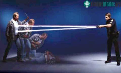 Ảnh minh họa một tình huống cảnh sát sử dụng súng Taser. (Ảnh: www.taser.org)