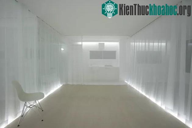 Những màn vải tinh tế treo dọc các bức tường được lấy cảm hứng từ nghệ thuật thư pháp hitofudegaki (một nét bút). Đèn gắn trên tường chiếu vào những bức màn khiến cho chúng trở nên nổi bật, chia kh...