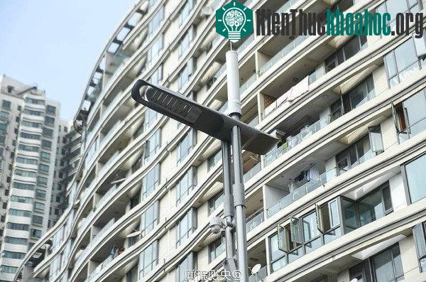 Trung Quốc lắp đèn đường phát sóng wifi, sạc điện